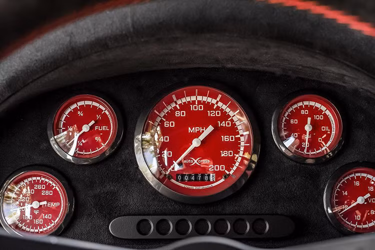 Cùng với tông màu đen đỏ, những chiếc ghế này khiến cabin của Project Soho gợi lên cảm giác như đang ngồi trong những siêu xe Ferrari hay Lamborghini. Giống như những chiếc xe hơi hiện đại khác, bản độ Defender này cũng đã được trang bị hệ thống thông tin giải trí Alpine với màn hình cảm ứng, kết nối USB, bàn sạc không dây cho điện thoại hay dàn âm thanh hi-end của hãng JL Audio...