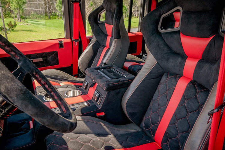Không còn nội thất tối giản như những chiếc Defender bình thường, ECD đã bọc lại da màu đỏ kết hợp với nhung màu đen cho gần như mọi chi tiết trong cabin của Project Soho - từ bảng táp-lô, các cánh cửa, ghế ngồi tới bệ tì tay. Chiếc xe có tổng cộng 2 hàng ghế và 4 ghế ngồi, trong khi khoang hành lý còn có thêm 2 ghế băng phụ đối diện nhau.