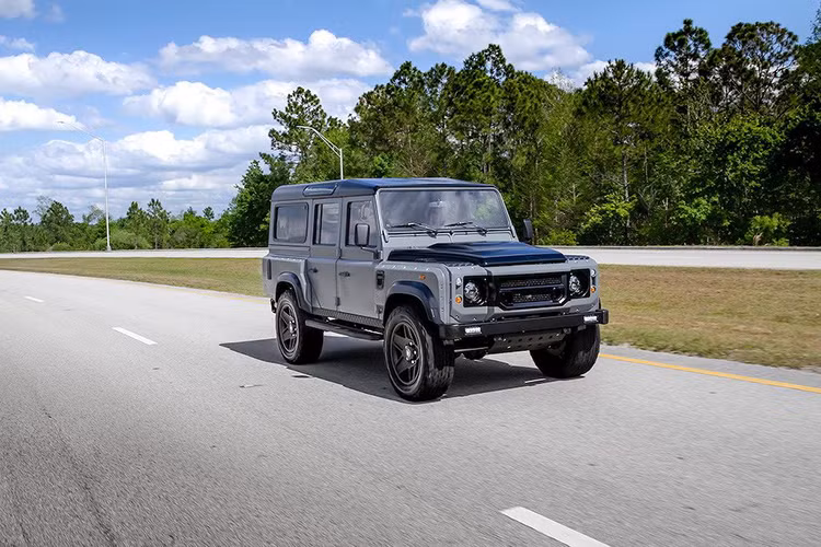 Với máy LS3, ECD cũng có thể nâng cấp dễ dàng công suất nếu như khách hàng muốn, do những "đồ chơi" cho dòng động cơ này rất phổ biến và có giá rẻ tại Mỹ. Trên Project Soho, công suất của động cơ đã được tăng lên thành 565 mã lực và được nối với hộp số tự động 6 cấp và hệ dẫn động 4 bánh bán thời gian với khả năng gài cầu linh hoạt. Mức giá xe Land Rover Defender độ này hiện chưa được công bố. 