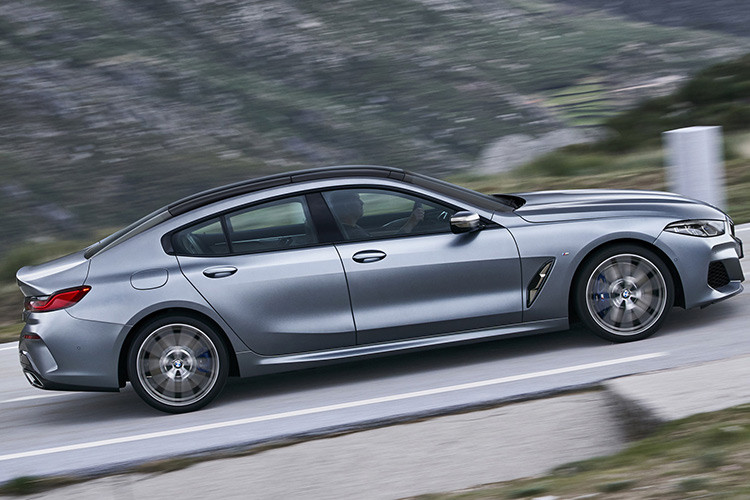 BMW cũng cung cấp một loạt tùy chọn, có thể kể đến là bọc da Merino mở rộng, bộ điều khiển cửa kính, hệ thống âm thanh vòm Bowers &amp; Wilkins...hay gói Comfort Seating Package bổ sung cho xe ghế trước thông gió và hệ thống sưởi vùng cổ cho bản mui trần.