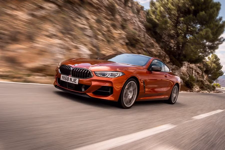 Tương tự như vậy, 840i Convertible mới ở cấu hình tiêu chuẩn sẽ cần tới 5.0 giây để chạy nước rút từ 0 - 96 km/h, những chiếc có dẫn động bốn bánh sẽ chỉ cần 4,6 giây. Cả 840i Coupe và Convertible đều có tốc độ tối đa 209 km/h khi được trang bị lốp bốn mùa và tăng lên 250 km/h với lốp hiệu suất.