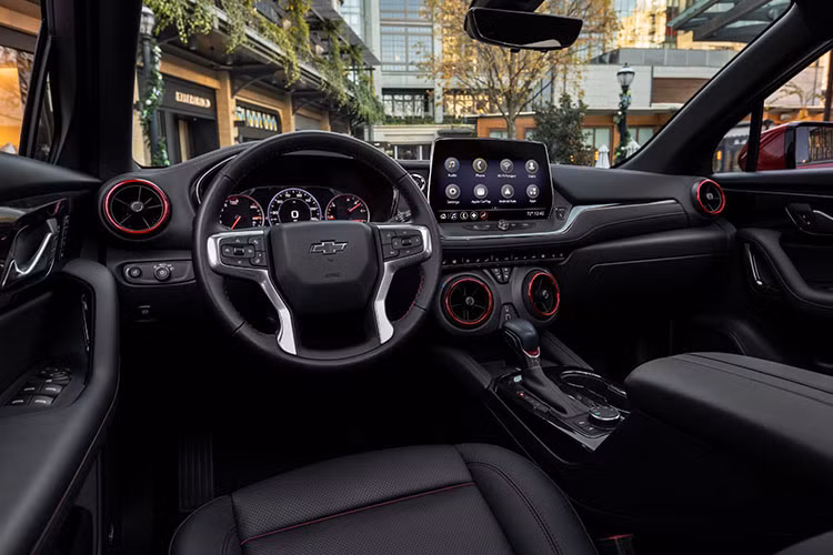 Bên trong cabin, mẫu xe SUV điện Chevrolet Blazer EV mới được trang bị màn hình thông tin giải trí lớn kích thước 17,7 inch. Ngoài ra còn có màn hình 11 inch cho cụm đồng hồ đo kỹ thuật số. Hệ thống hỗ trợ lái xe tiên tiến Super Cruise của GM là một tùy chọn.