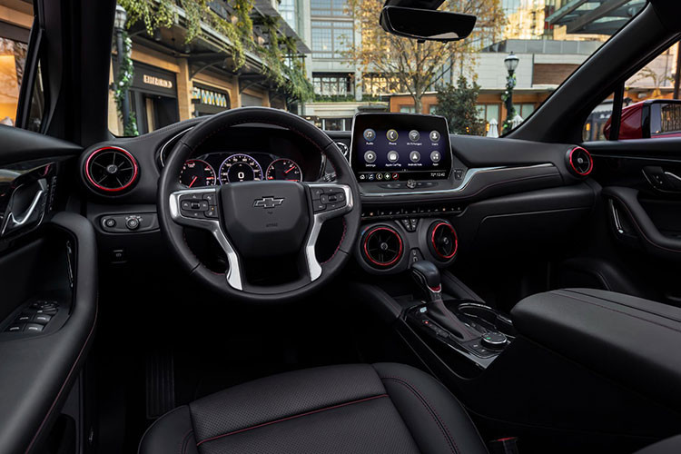 Bên trong cabin, mẫu xe SUV điện Chevrolet Blazer EV mới được trang bị màn hình thông tin giải trí lớn kích thước 17,7 inch. Ngoài ra còn có màn hình 11 inch cho cụm đồng hồ đo kỹ thuật số. Hệ thống hỗ trợ lái xe tiên tiến Super Cruise của GM là một tùy chọn.