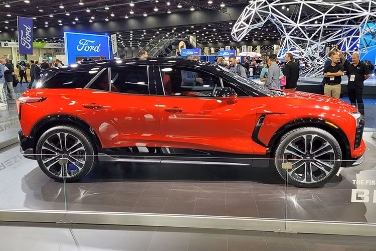 Đèn pha LED này vẫn được chia sẻ với Blazer EV SS, nhưng phiên bản hiệu suất cao và đắt nhất còn thừa hưởng thêm rất nhiều sự khác biệt, đầu tiên là ngoại thất sơn 2 tông màu với mui và cột chữ A màu đen. Xe còn có lưới tản nhiệt mang nhãn hiệu SS độc đáo, bộ chia đôi phía trước và bánh xe lớn 22 inch được hỗ trợ bởi phanh trước Brembo. 