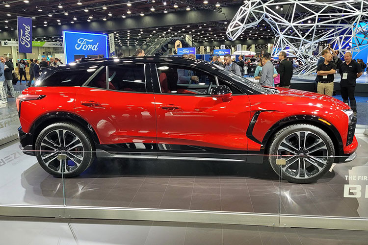 Đèn pha LED này vẫn được chia sẻ với Blazer EV SS, nhưng phiên bản hiệu suất cao và đắt nhất còn thừa hưởng thêm rất nhiều sự khác biệt, đầu tiên là ngoại thất sơn 2 tông màu với mui và cột chữ A màu đen. Xe còn có lưới tản nhiệt mang nhãn hiệu SS độc đáo, bộ chia đôi phía trước và bánh xe lớn 22 inch được hỗ trợ bởi phanh trước Brembo. 