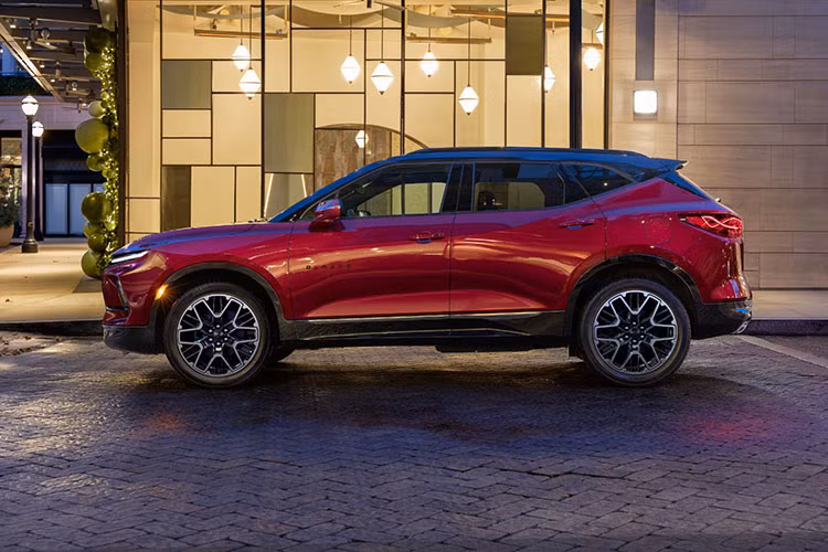 Chevrolet hiện vẫn chưa công bố chi tiết thông số kỹ thuật cho tất cả các phiên bản nhưng hứa hẹn sẽ có các biến thể dẫn động cầu trước, dẫn động cầu sau và tất cả các bánh. Blazer EV SS cao cấp nhất cho công suất 557 mã lực và mô-men xoắn cực đại 879 Nm.