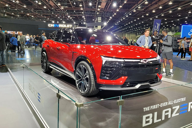 Các nhà thiết kế đặc biệt chú ý đến cửa cổng sạc vì họ lưu ý rằng chủ sở hữu sẽ sử dụng nó thường xuyên hơn nhiều so với nắp bình xăng truyền thống, vì vậy họ muốn mở càng thuận tiện càng tốt. Chiếc crossover chạy điện này cũng có thể nhận biết chủ xe đang đến gần và tự động mở cửa mà không cần dùng chìa khóa, nếu cảm thấy bất an với trang bị này, chủ xe có thể tắt chức năng.