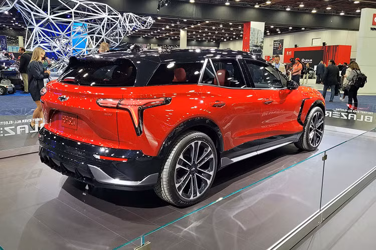 Ngoài ra đèn còn được sử dụng để truyền tải thông tin sạc một cách nhanh chóng khi “sự sắp xếp tuần tự của ánh sáng tăng về tốc độ và cường độ khi lượng pin tăng lên”. Bất kể bạn chọn phiên bản nào, tất cả Blazer EV đều được Chevrolet trang bị cửa cổng sạc điện tự động mở ra khi nhấn.