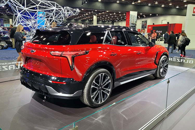 Ngoài ra đèn còn được sử dụng để truyền tải thông tin sạc một cách nhanh chóng khi “sự sắp xếp tuần tự của ánh sáng tăng về tốc độ và cường độ khi lượng pin tăng lên”. Bất kể bạn chọn phiên bản nào, tất cả Blazer EV đều được Chevrolet trang bị cửa cổng sạc điện tự động mở ra khi nhấn.