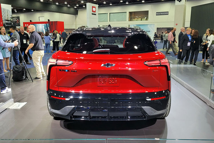 Về ngoại hình, mỗi biến thể Chevrolet Blazer EV 2023 chạy điện có ngoại hình độc đáo riêng. Các bản LT có ngoại thất 1 màu và bánh xe 19 inch tiêu chuẩn, trong khi RS đi theo hướng thể thao hơn khi được phân biệt bằng lưới tản nhiệt màu đen, tấm ốp đen bóng và các mép hông khí động học, xe cũng có la-zăng 21 inch, biểu tượng "chiếc nơ" được chiếu sáng và thanh đèn trung tâm được đặt hai bên bởi đèn pha LED. 