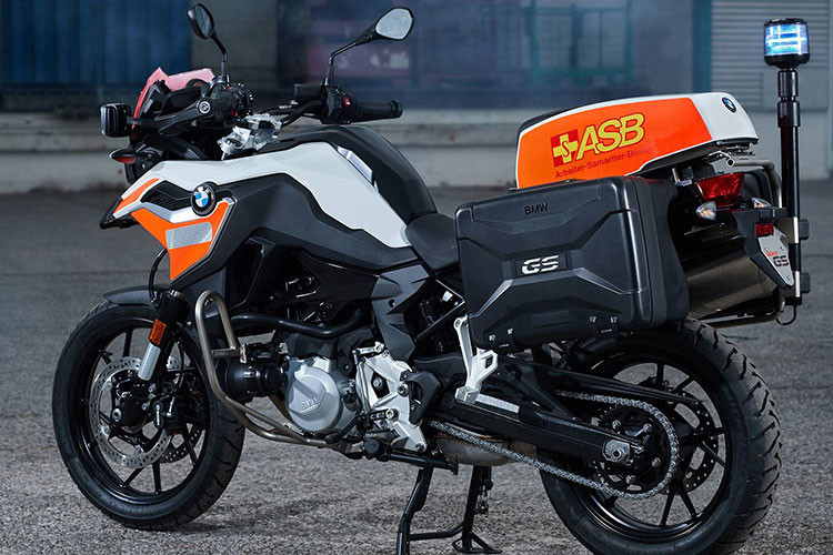 BMW F750 GS phiên bản cảnh sát còn được gắn thêm ba-ga với thùng hành lý hai bên, có thể chứa bình cứu hỏa, mũ bảo hiểm và các dụng cụ khác. Chiếc xe còn được trang bị tay lái sưởi, bảo vệ tay lái và khung chống đổ.