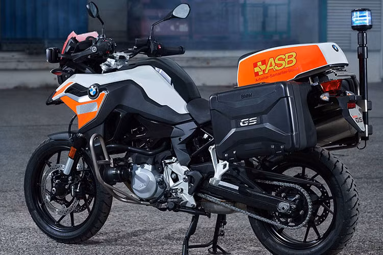 BMW F750 GS phiên bản cảnh sát còn được gắn thêm ba-ga với thùng hành lý hai bên, có thể chứa bình cứu hỏa, mũ bảo hiểm và các dụng cụ khác. Chiếc xe còn được trang bị tay lái sưởi, bảo vệ tay lái và khung chống đổ.