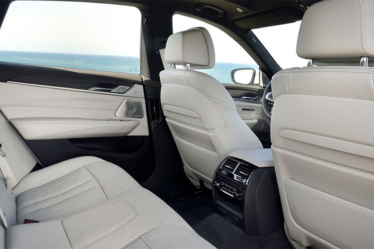 Đặc biệt, BMW 6-Series Gran Turismo 2018 được trang bị hệ thống lái bán tự động, màn hình hiển thị thông tin trên kính chắn gió, ghế sau chỉnh điện tiện nghi cùng hệ thống âm thanh vòm Bowers &amp; Wilkins Diamond với bộ khuếch đại 10 kênh, công suất 1.400 W và 16 loa....