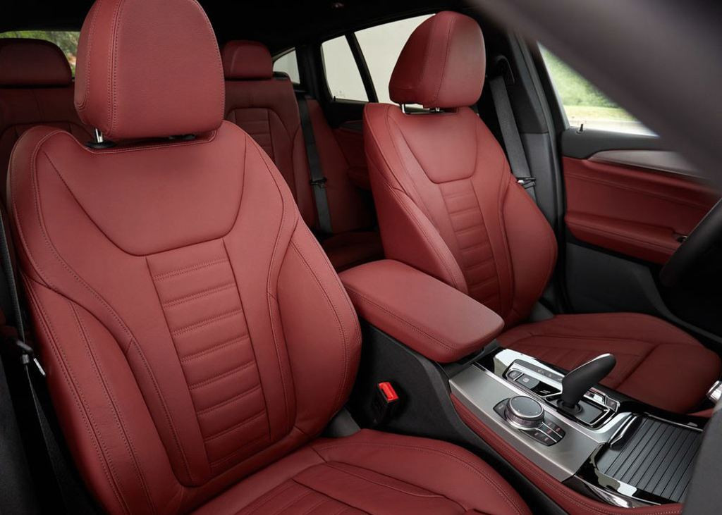 Cũng giống như X3, BMW X4 2019 sử dụng hệ thống thông tin giải trí iDrive 6 mới nhất của BMW với màn hình cảm ứng 10,25 inch ở bảng điều khiển trung tâm. Hệ thống âm thanh cao cấp Harman Kardon 12 loa, nhận dạng giọng nói và điều khiển bằng cử chỉ để chỉnh âm lượng, chấp nhận hoặc từ chối cuộc gọi.