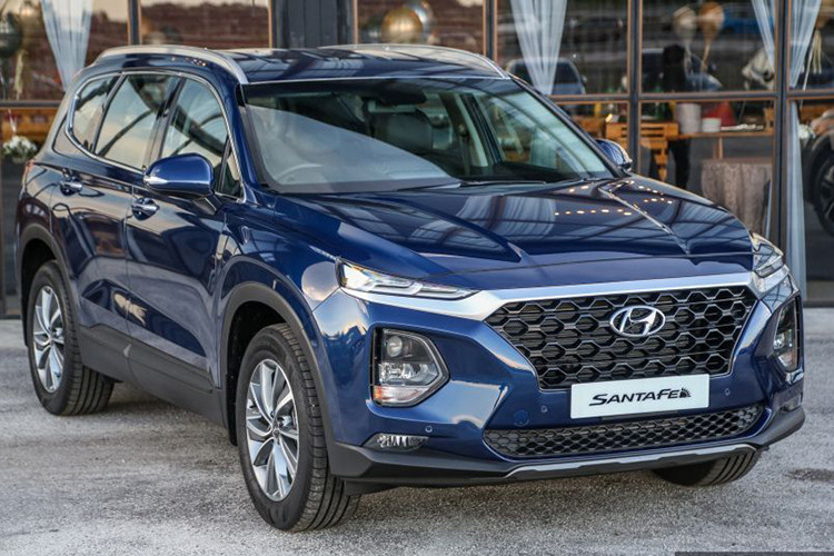 Theo công bố của nhà phân phối, &#x8;giá xe Hyundai SantaFe TM biến thể Executive là 169.888 RM (khoảng 948 triệu đồng) và biến thể Premium giá 189.888 RM (khoảng 1,06 tỷ đồng). Tại thị trường Việt Nam, Hyundai Santa Fe 2019 bán ra với 6 phiên bản với giá bán dao động từ 995 triệu đến 1,245 tỷ đồng nhưng vượt trội hơn hẳn mẫu xe tại Malaysia.