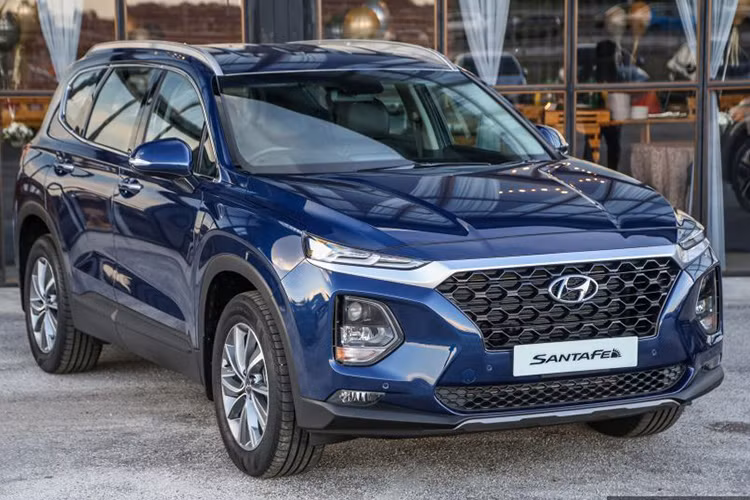 Theo công bố của nhà phân phối, giá xe Hyundai SantaFe TM biến thể Executive là 169.888 RM (khoảng 948 triệu đồng) và biến thể Premium giá 189.888 RM (khoảng 1,06 tỷ đồng). Tại thị trường Việt Nam, Hyundai Santa Fe 2019 bán ra với 6 phiên bản với giá bán dao động từ 995 triệu đến 1,245 tỷ đồng nhưng vượt trội hơn hẳn mẫu xe tại Malaysia.