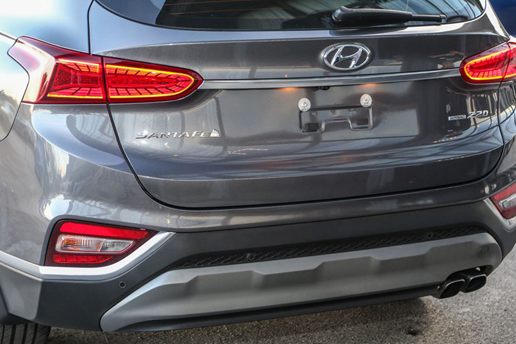 Dọc theo thân xe, Hyundai SantaFe TM 2019 mới &#x8;được thiết kế với các vòm bánh xe là các tấm ốp màu đen và các đường gân nổi bật xung quanh. Phía bên dưới cánh cửa là các tấm ốp kim loại màu bạc.
