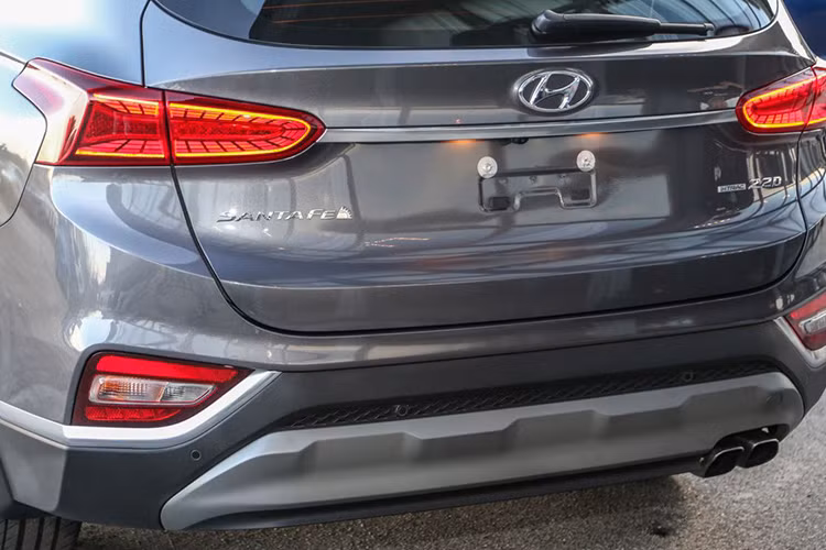 Dọc theo thân xe, Hyundai SantaFe TM 2019 mới được thiết kế với các vòm bánh xe là các tấm ốp màu đen và các đường gân nổi bật xung quanh. Phía bên dưới cánh cửa là các tấm ốp kim loại màu bạc.