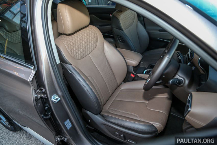 Xe khởi động không cần chìa và chỉ với một nút bấm, điều khiển hành trình, kiểm soát khí hậu hai vùng với ioniser, ghế lái điều khiển điện 10 hướng và ghế ngồi bọc da màu đen. Trong khi đó, bản Premium có ghế trước chỉnh điện 8 hướng, hàng ghế thứ 3 có thể được mở một cách dễ dàng, khi hàng ghế thứ hai có thể nghiêng và trượt một chạm.