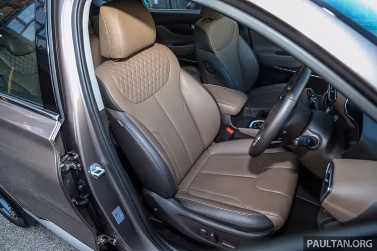 Xe khởi động không cần chìa và chỉ với một nút bấm, điều khiển hành trình, kiểm soát khí hậu hai vùng với ioniser, ghế lái điều khiển điện 10 hướng và ghế ngồi bọc da màu đen. Trong khi đó, bản Premium có ghế trước chỉnh điện 8 hướng, hàng ghế thứ 3 có thể được mở một cách dễ dàng, khi hàng ghế thứ hai có thể nghiêng và trượt một chạm.