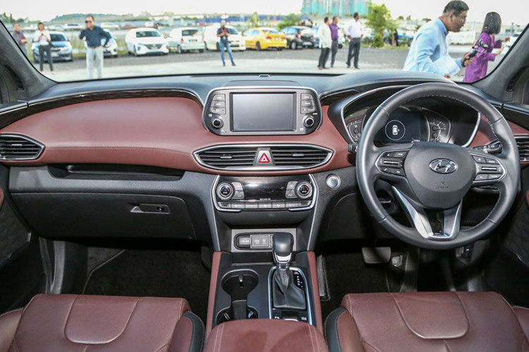 Nhiều chi tiết bên trong xe cũng nhận được những cập nhật mới. Khu vực bảng táp-lô, các hàng ghế ngồi, vịn tay cửa đều sử dụng chất liệu bọc da màu đỏ nâu, vô-lăng 3 chấu tích hợp phím chức năng. Trên biến thể Executive được trang bị một màn hình cảm ứng thông tin giải trí 7inch độc lập, kết nối Apple CarPlay/Android Auto và camera lùi.