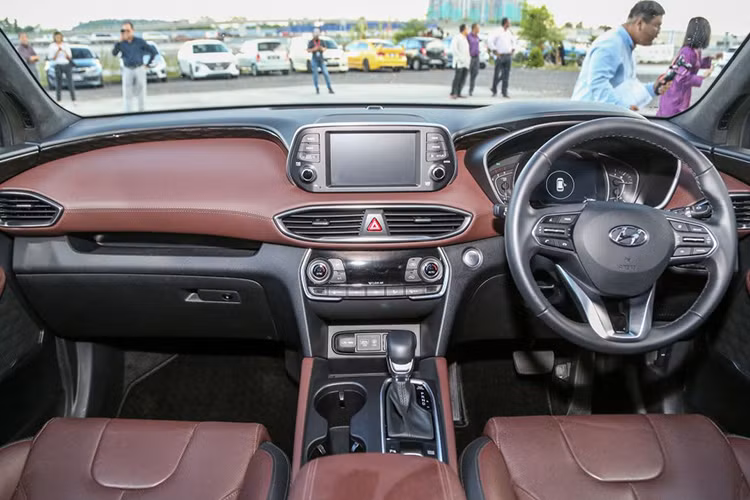 Nhiều chi tiết bên trong xe cũng nhận được những cập nhật mới. Khu vực bảng táp-lô, các hàng ghế ngồi, vịn tay cửa đều sử dụng chất liệu bọc da màu đỏ nâu, vô-lăng 3 chấu tích hợp phím chức năng. Trên biến thể Executive được trang bị một màn hình cảm ứng thông tin giải trí 7inch độc lập, kết nối Apple CarPlay/Android Auto và camera lùi.