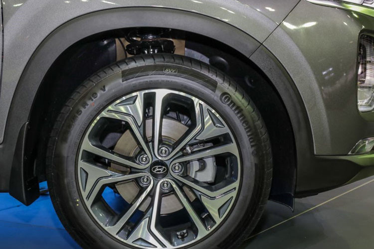 Thông số kỹ thuật của &#x8;mẫu SUV Hyundai SantaFe TM 2019 tại Malaysia &#x8;bao gồm chiều dài 4.770mm (+80mm), rộng 1.890mm (+10mm) và cao 1.680mm. Chiều dài cơ sở 2.765 mm (+65mm) - không khác biệt nhiều so với phiên bản từng ra mắt tại thị trường này vào năm ngoái.