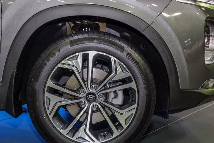 Thông số kỹ thuật của mẫu SUV Hyundai SantaFe TM 2019 tại Malaysia bao gồm chiều dài 4.770mm (+80mm), rộng 1.890mm (+10mm) và cao 1.680mm. Chiều dài cơ sở 2.765 mm (+65mm) - không khác biệt nhiều so với phiên bản từng ra mắt tại thị trường này vào năm ngoái.