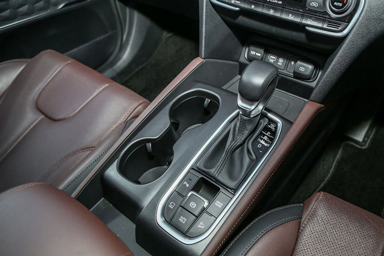 Về khả năng vận hành, Hyundai SantaFe TM dùng động cơ xăng Theta II MPi 2,2 lít, hút khí tự nhiên, sản sinh ra công suất 172 PS tại 6.000 vòng/phút và mô-men xoắn cực đại 225 Nm tại 4.000 vòng/phút. Sức mạnh được truyền tới các bánh trước, hộp số tự động 6 cấp.