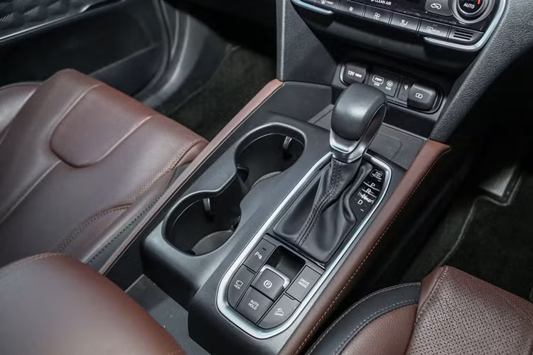 Về khả năng vận hành, Hyundai SantaFe TM dùng động cơ xăng Theta II MPi 2,2 lít, hút khí tự nhiên, sản sinh ra công suất 172 PS tại 6.000 vòng/phút và mô-men xoắn cực đại 225 Nm tại 4.000 vòng/phút. Sức mạnh được truyền tới các bánh trước, hộp số tự động 6 cấp.