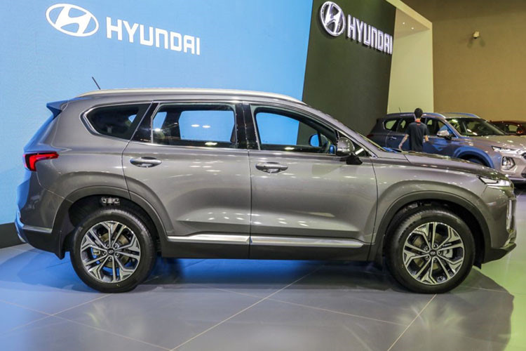 Về mặt thiết kế, phía trước của Hyundai SantaFe TM 2019 mới nổi bật với bộ lưới tản nhiệt Cascading Grille, cụm đèn pha hai tầng riêng biệt (tương tự giống với Kona và Venue). Phía trên khu vực nắp ca-pô là dãy đèn LED chạy ban ngày thanh mảnh và sắc nét.