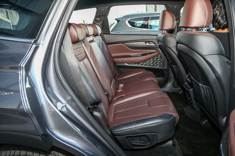 Không gian thể tích đựng đồ có thể lên tới 1.625 lít khi gập cả 3 hàng ghế. Trang bị tính năng an toàn của Hyundai Santa Fe TM mới bao gồm: 6 túi khí, chống bó phanh ABS với EBD, hệ thống lực phanh khẩn cấp, hệ thống hỗ trợ xuống dốc, hệ thống cân bằng điện tử và neo ghế trẻ em ISOFIX cho hàng ghế thứ hai.