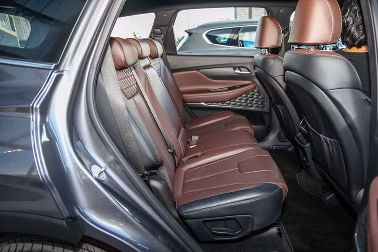 Không gian thể tích đựng đồ có thể lên tới 1.625 lít khi gập cả 3 hàng ghế. Trang bị tính năng an toàn của Hyundai Santa Fe TM mới bao gồm: 6 túi khí, chống bó phanh ABS với EBD, hệ thống lực phanh khẩn cấp, hệ thống hỗ trợ xuống dốc, hệ thống cân bằng điện tử và neo ghế trẻ em ISOFIX cho hàng ghế thứ hai.