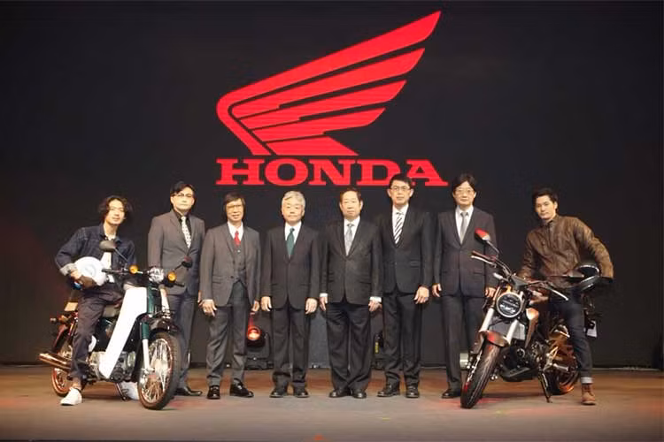  Honda Super Cub 2018 là dòng xe máy số phổ thông phổ biến nhất trên thế giới trong nhiều thập kỷ qua. mẫu xe Super Cub 2018 đã từng được giới thiệu tại thị trường Nhật Bản và rất được nhiều ủng hộ. Tiếp tục dựa trên thành công đó, hãng xe máy Honda tiếp tục ra mắt mẫu xe này tại thị trường Đông Nam Á, cụ thể là Thái Lan.