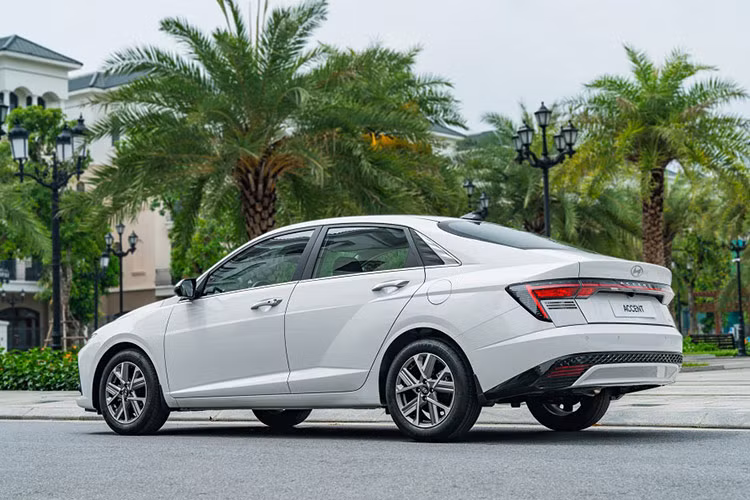 Hyundai Accent dẫn đầu phân khúc với 4.988 xe bán ra, giảm 33% so với 6 tháng đầu năm 2023. Toyota Vios xếp thứ 2 với cự ly rất gần khi doanh số đạt 4.215 xe, kém mẫu xe đầu bảng 700 xe.