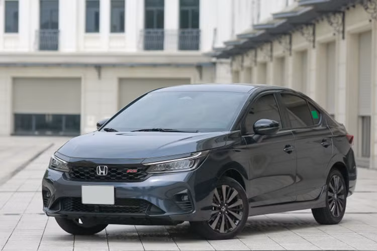Honda City xếp thứ 3 với 3.316 xe bán ra, giảm 36% so với cùng kỳ năm ngoái. Trong 3 mẫu xe đầu bảng, Hyundai Accent có phong độ ổn định nhất khi chỉ có một lần "trượt chân" ở tháng thứ 2 theo đà giảm chung toàn thị trường, các tháng còn lại doanh số luôn duy trì trong khoảng 850-970 xe.