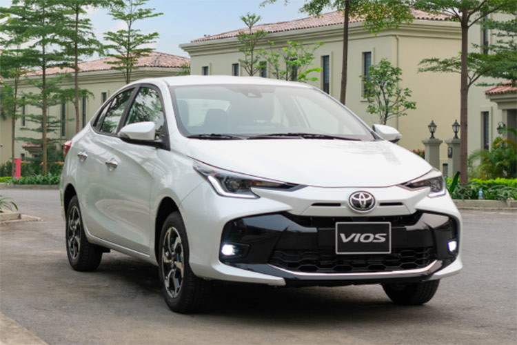 Doanh số Toyota Vios cũng không nằm ngoài xu hướng giảm. Tuy nhiên, đà giảm nhẹ hơn nên mẫu sedan của Toyota có cơ hội thu hẹp khoảng cách với Accent khi so với số liệu cùng kỳ năm ngoái. Doanh số 6 tháng đầu năm 2023 của Accent đạt 7.452 xe, Toyota đạt 5.425, duy trì khoảng cách lên tới hơn 2.000 xe.