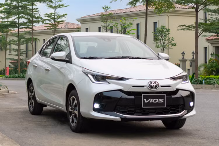Doanh số Toyota Vios cũng không nằm ngoài xu hướng giảm. Tuy nhiên, đà giảm nhẹ hơn nên mẫu sedan của Toyota có cơ hội thu hẹp khoảng cách với Accent khi so với số liệu cùng kỳ năm ngoái. Doanh số 6 tháng đầu năm 2023 của Accent đạt 7.452 xe, Toyota đạt 5.425, duy trì khoảng cách lên tới hơn 2.000 xe.