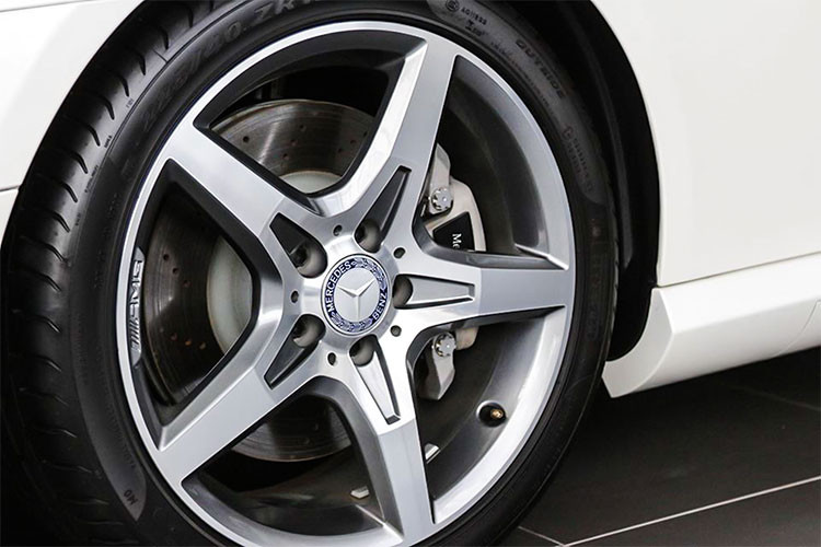 Đáng chú ý là SLK 350 AMG được trang bị bộ mâm 18” 5 cánh thể thao của AMG. Tuy có thêm chữ AMG trong phần tên, nhưng sự hiện diện của thương hiệu phát triển sản phẩm hiệu năng cao trên SLK 350 AMG chỉ giới hạn ở những phụ kiện nâng cấp phần ngoại hình, chứ không can thiệp vào hệ truyền động. SLK 350 AMG là chiếc xe dẫn động cầu sau nên lốp sau có kích thước 245/35 lớn hơn lốp trước 225/40.