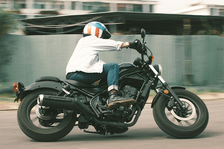 Điểm mạnh của yên xe, tay lái và bình xăng thiết kế mới trên Honda Rebel cũng là nhược điểm dành cho những người có chiều cao khoảng trên 1m68. Nếu chạy đường dài, thiết kế này sẽ làm người lái khá mỏi khi phải gò mình điều khiển xe. Ngoài ra, việc sử dụng bánh lớn cũng là lý do khiến cho việc bứt tốc của xe không được như ý muốn.