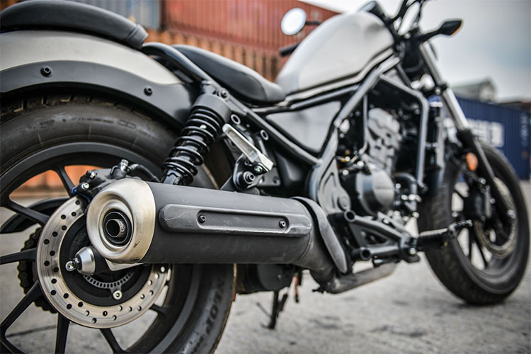Hệ thống ống xả mới của Honda Rebel 300 tại Việt Nam được thiết kế dạng đơn thay cho ống xả đôi của những phiên bản trước. Các chi tiết khác như gác chân trước sau, hệ thống khung sườn, đầu đèn... phù hợp với tổng thể của chiếc xe và cho cảm giác khá bắt mắt. Gạt để chân dạng gãy bằng kim loại cho cả người ngồi trước và sau.
