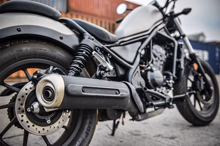 Hệ thống ống xả mới của Honda Rebel 300 tại Việt Nam được thiết kế dạng đơn thay cho ống xả đôi của những phiên bản trước. Các chi tiết khác như gác chân trước sau, hệ thống khung sườn, đầu đèn... phù hợp với tổng thể của chiếc xe và cho cảm giác khá bắt mắt. Gạt để chân dạng gãy bằng kim loại cho cả người ngồi trước và sau.