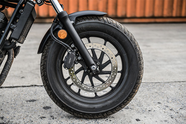 Honda Rebel 300 mới sở hữu cặp mâm 10 cánh xoắn 16 inch cùng lốp không săm "béo", hệ thống phanh trước/sau và được trang bị hệ thống chống bó cứng ABS tiêu chuẩn. Ngoài ra, mẫu xe môtô mới này còn được trang bị phuộc 41 mm trước và giảm xóc kép đằng sau. Tiếp đến là bộ vành 16 inch, đi kèm lốp 130/90-16 trước và 150/80-16 sau.