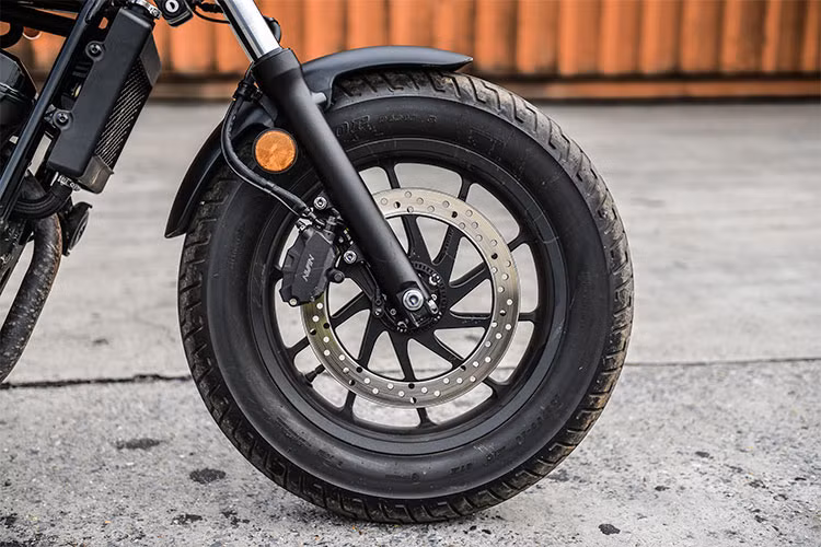 Honda Rebel 300 mới sở hữu cặp mâm 10 cánh xoắn 16 inch cùng lốp không săm "béo", hệ thống phanh trước/sau và được trang bị hệ thống chống bó cứng ABS tiêu chuẩn. Ngoài ra, mẫu xe môtô mới này còn được trang bị phuộc 41 mm trước và giảm xóc kép đằng sau. Tiếp đến là bộ vành 16 inch, đi kèm lốp 130/90-16 trước và 150/80-16 sau.