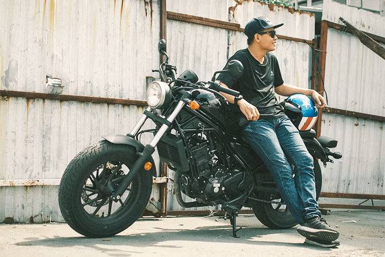 Thiết kế mới của Honda đem đến sự thuận tiện cho tất cả những ai thích sử dụng môtô phân khối lớn, nên cho dù đó là người mới cầm lái hay đã rất điêu luyện thì việc “lướt gió” cùng Rebel 300 cũng khá đơn giản. Với tay côn nhẹ, tay lái thấp và vòng quay đầu lý tưởng, người cầm lái sẽ dễ dàng điều khiển xe khi đi ở tốc độ cao hay thấp một cách hợp lý. Mẫu xe này cũng rất phù hợp với điều kiện giao thông ở các thành phố lớn.