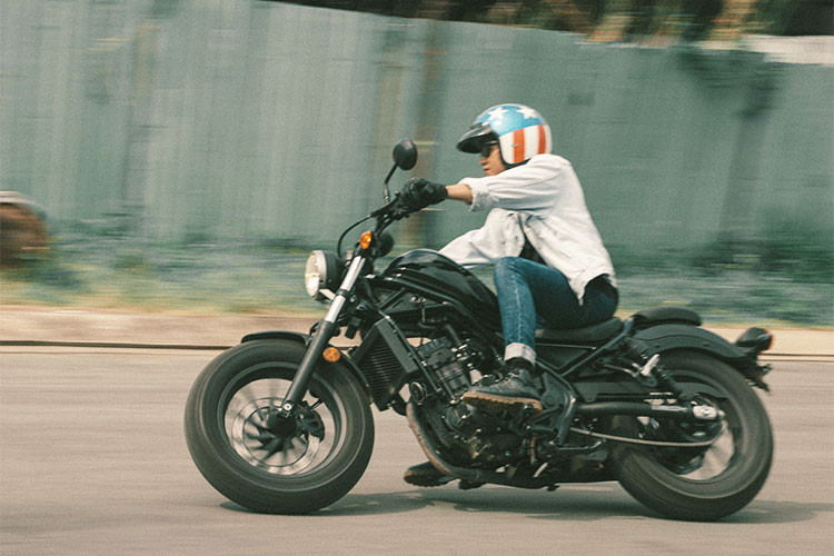 Với chiều dài cơ sở của xe 1.490 mm, khoảng sáng gầm ở mức 149 mm và trọng lượng 170 kg cùng trọng tâm tấp - chiếc xe cho người cầm lái cảm giác khá thoải mái khi chạy đa dạng các cung đường. Đáng chú ý ở thế hệ mới này, nhờ được trang bị hệ thống chống bó cứng ABS - Rebel 300 cũng giúp người lái an toàn hơn khi chạy ở tốc độ cao hay vào cua.