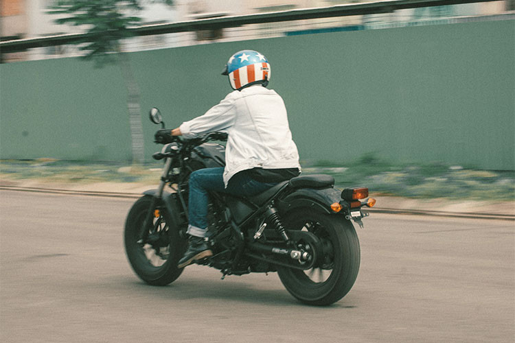 Là mẫu xe không thiên về tốc độ vì vậy nếu bạn muốn Rebel 300 nhanh chóng đạt tốc độ từ 100 km/h sẽ hụt hẫng khi cầm lái. Về bản chất, đây là mẫu xe môtô hướng tới thể hiện phong cách người lái mới trải nghiệm trước khi nâng đời cao hơn. Tiếng pô khá hiền đi kèm việc sử dụng một máy cũng khiến cho chiếc xe chưa thực sự mạnh mẽ và làm mất đi âm thanh đặc trưng của xe phân khối lớn.