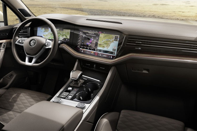 Ở thế hệ mới của dòng SUV Touareg 2019, Volkswagen còn trang bị cho xe các tính năng an toàn như hỗ trợ giữ làn đường, phanh khẩn cấp tự động, hiển thị thông tin trên kính lái, cơ cấu lái bốn bánh chủ động, ổn định thân xe với các thanh chống lật điều khiển cơ điện tử.