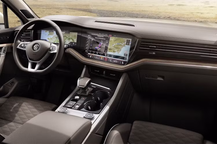 Ở thế hệ mới của dòng SUV Touareg 2019, Volkswagen còn trang bị cho xe các tính năng an toàn như hỗ trợ giữ làn đường, phanh khẩn cấp tự động, hiển thị thông tin trên kính lái, cơ cấu lái bốn bánh chủ động, ổn định thân xe với các thanh chống lật điều khiển cơ điện tử.