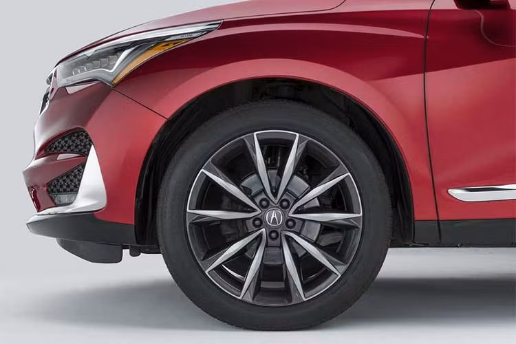 Acura RDX phiên bản 2019 thế hệ mới sở hữu phần đầu cực kỳ sắc sảo, lưới tản nhiệt kiểu "phát hào quang" độc đáo, đèn pha sắc nét cùng những chi tiết chrome sáng bóng tô điểm cho ngoại hình
